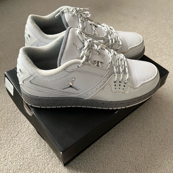 Jordan Flight Low Size: youth White Metallic Silver